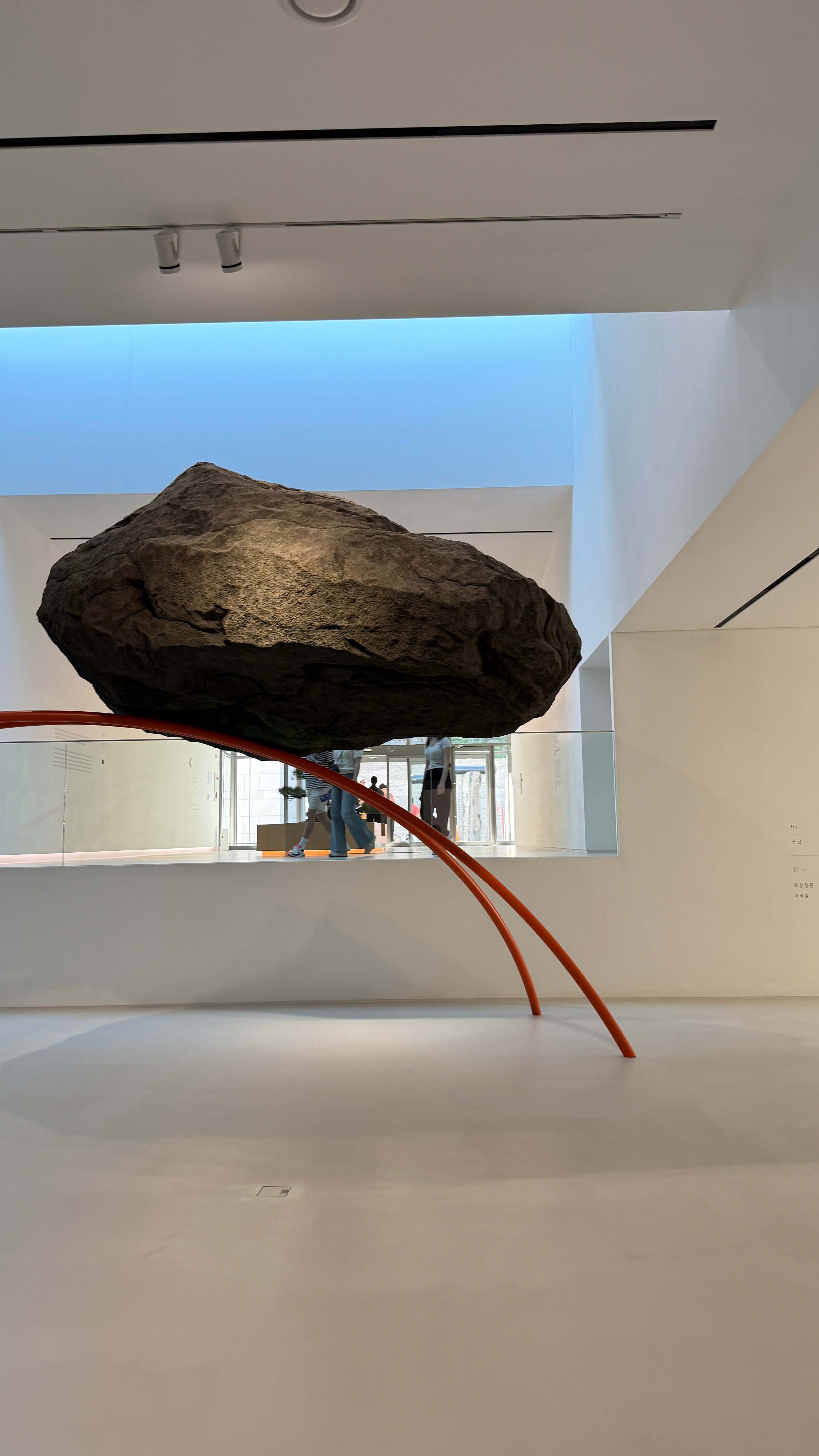 화담채 본관 조형물