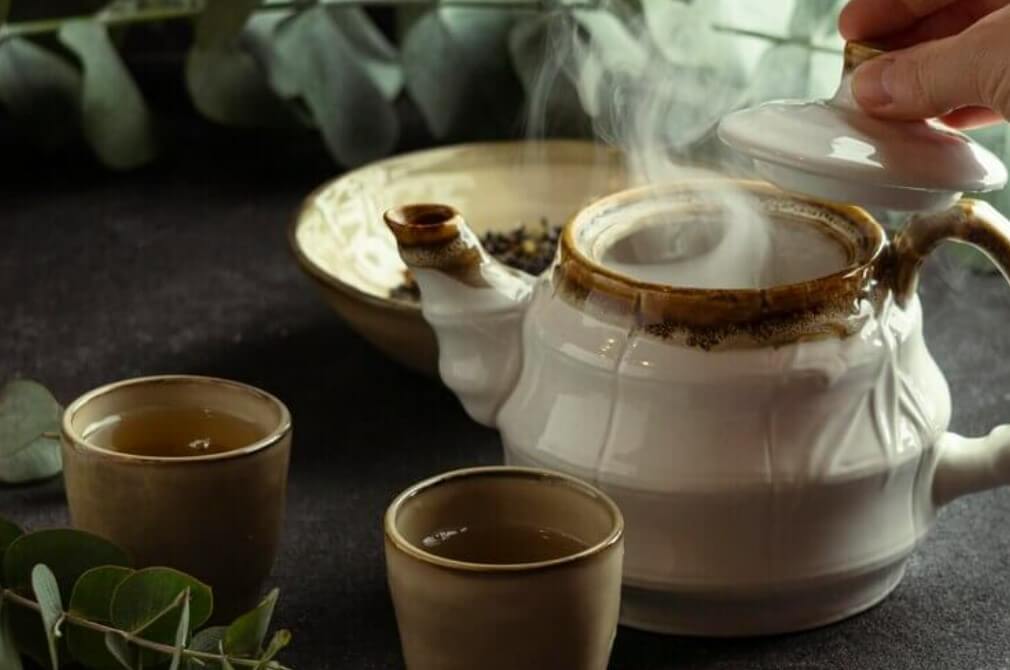 차가 담긴 주전자를 여는 모습