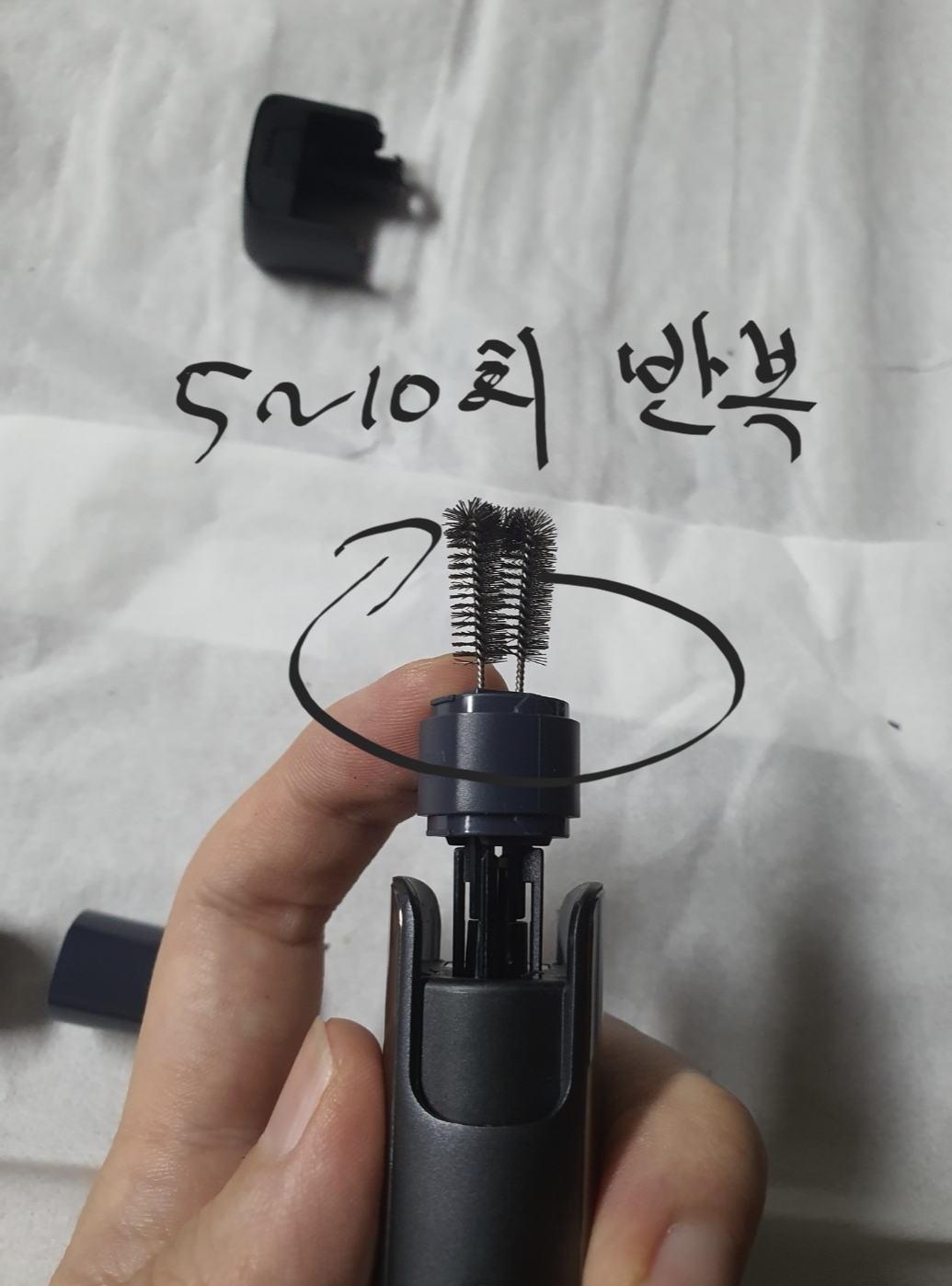 전자담배 클리닝 브러쉬 이용한 청소 방법