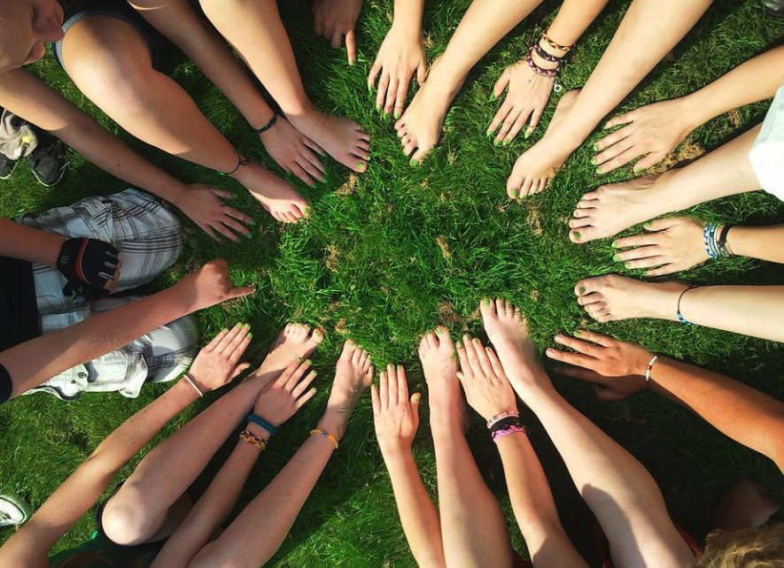 발과 손을 원으로 둥글게 모아