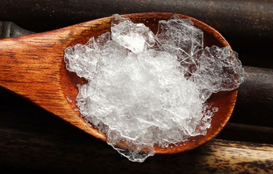 야생에서 채취를 한 용뇌를 나무숟가락에 가득 담아두고 위에서 확대를 하여 찍은 사진