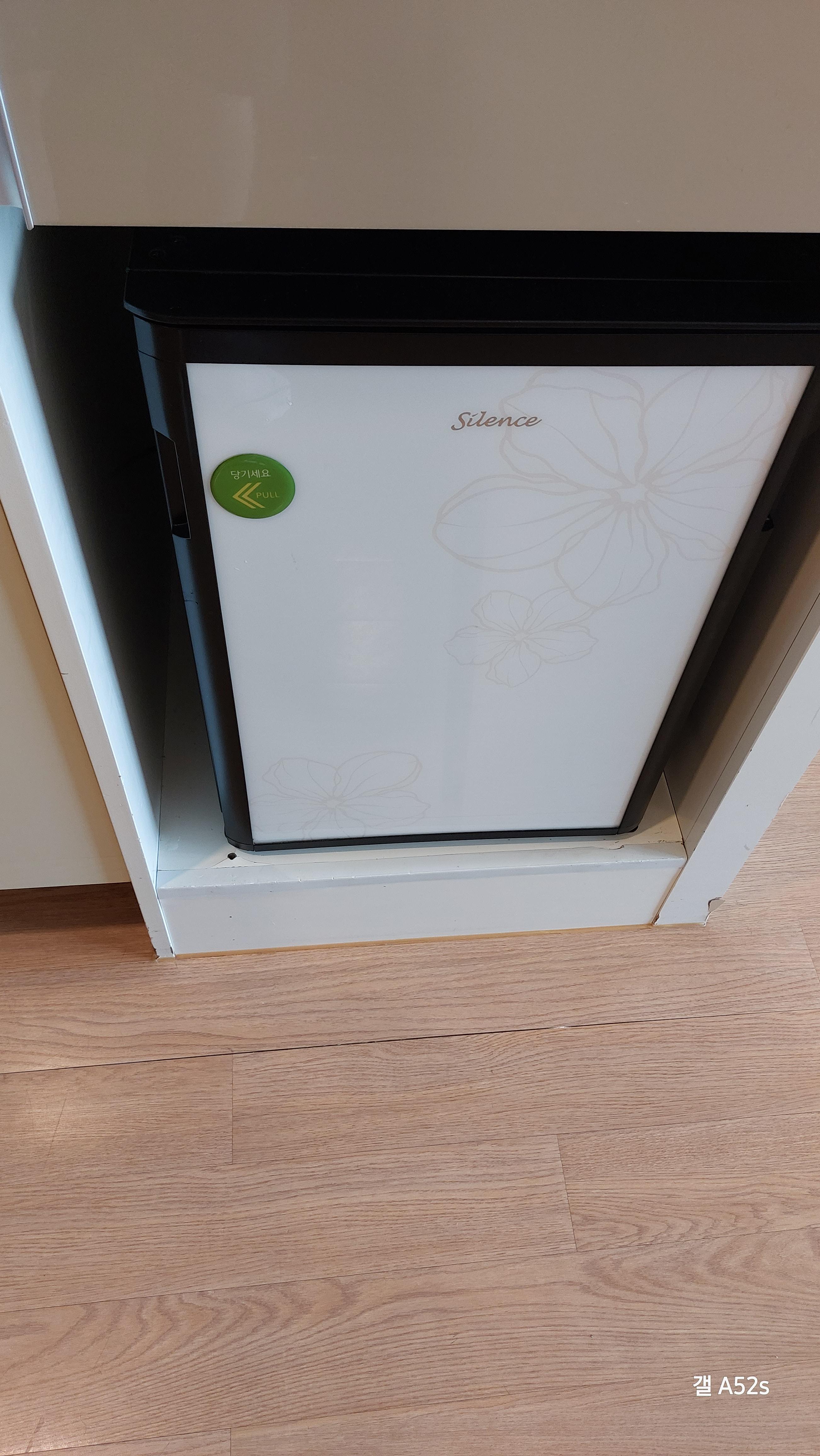 냉장고는 무소음이며, 당연히 사이즈는 작습니다. 냉동실은 없습니다!