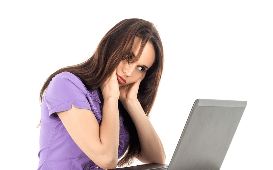 칼륨이 많은 음식을 확인하고 있는 칼륨이 부족한 여성