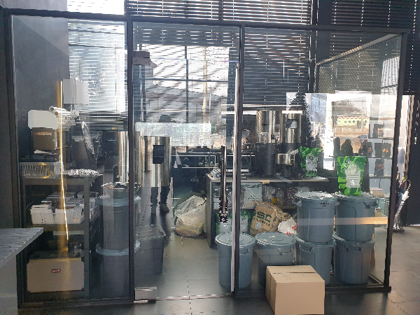 로스팅룸 안쪽에 스트롱홀드 로스터기가 2대 보인다.