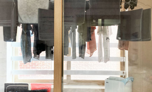 베란다에-차곡차곡-널은-빨래와-제습기