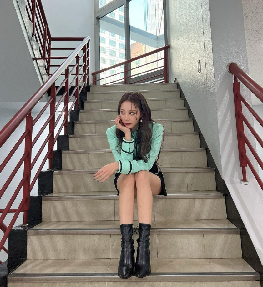 브레이브걸스 은지 계단에서 찍은 사진