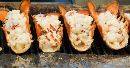 새우를 잘 손질해서 굽고 있는 사진.