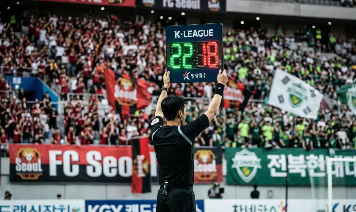 K리그 경기장에서 심판이 선수 교체판을 들어 올리며 U-22 룰에 따른 교체를 진행하는 모습