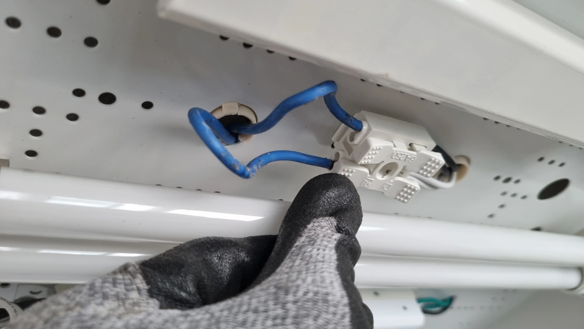 전등 전선 빼는 방법