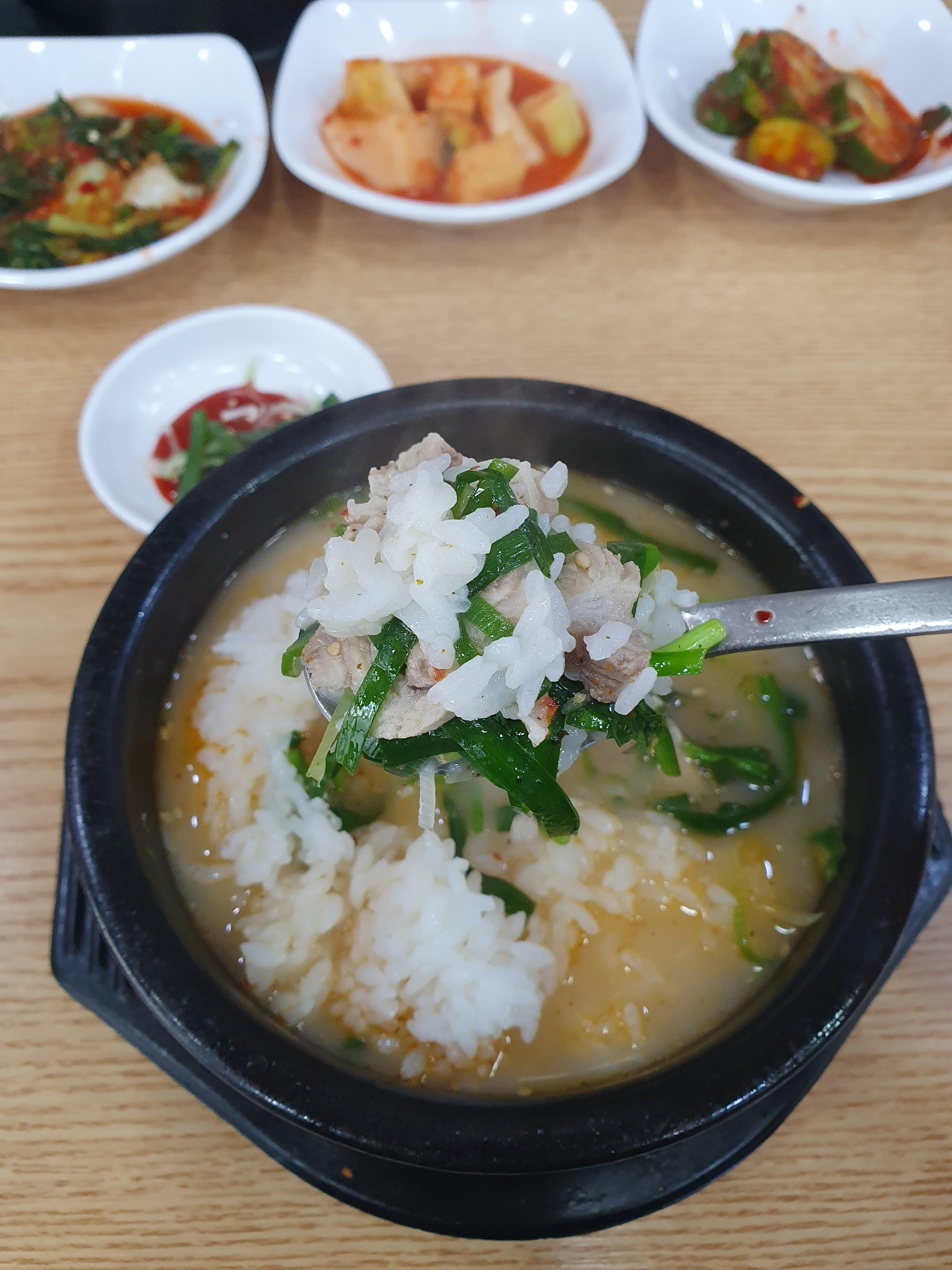 탱글거리는 식감에 수육국밥입니다.