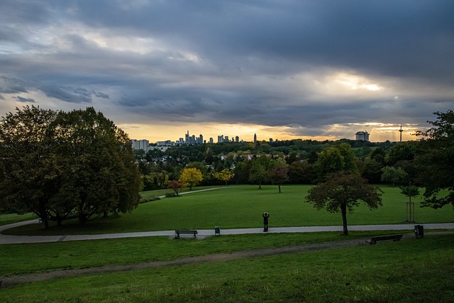 어두운 하늘과 골프장