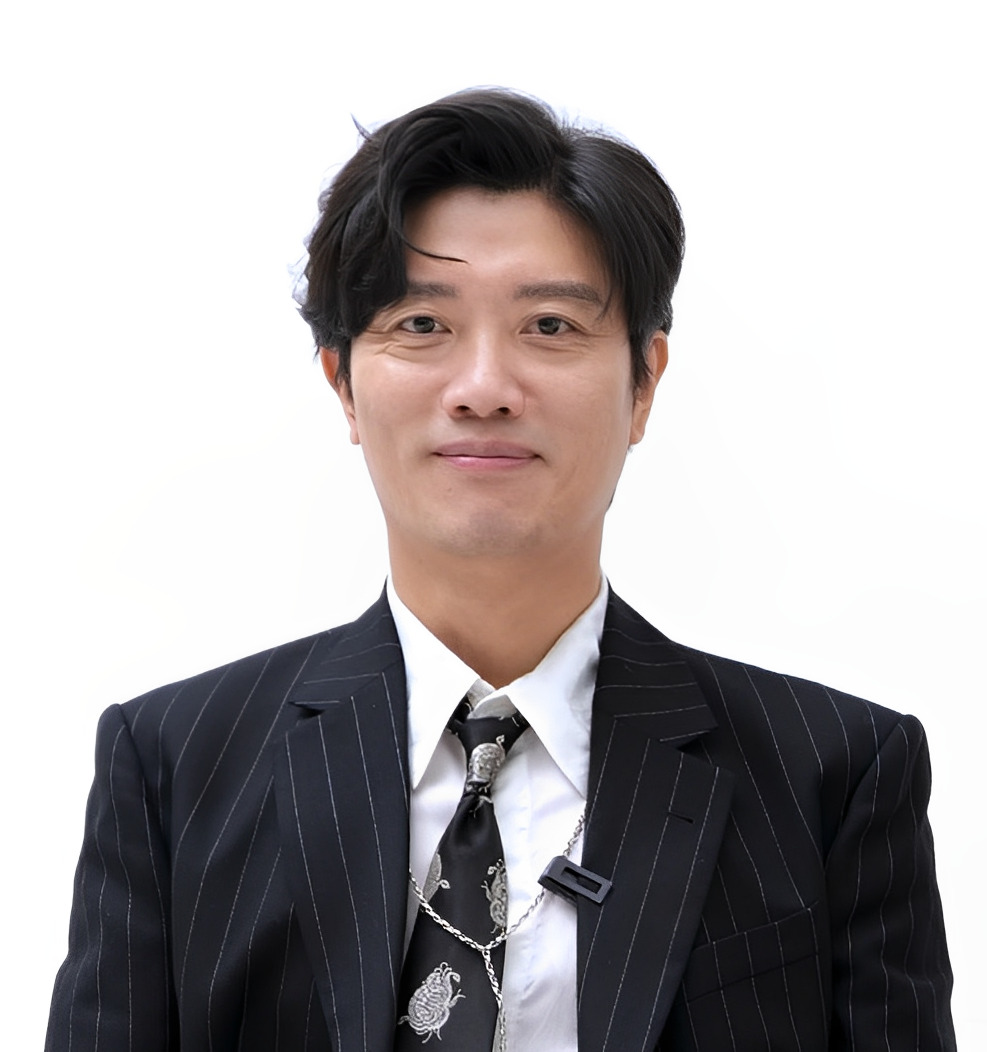 박희순 포즈취한 사진 사진 출처: 위키미디어 커먼즈, 저자: Marie Claire Korea, 라이선스: CC BY 3.0