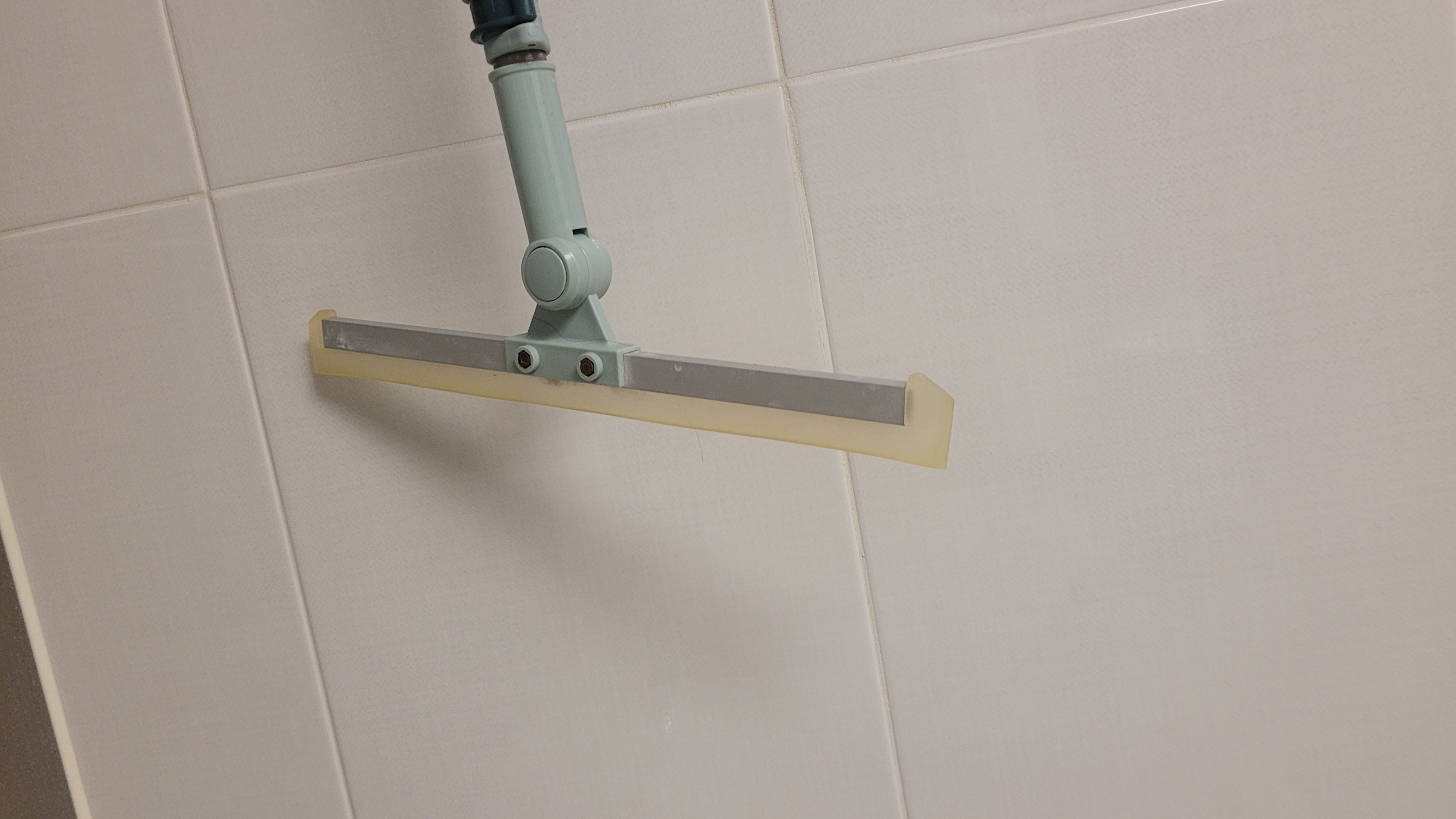 욕실에 있는 실리콘 빗자루