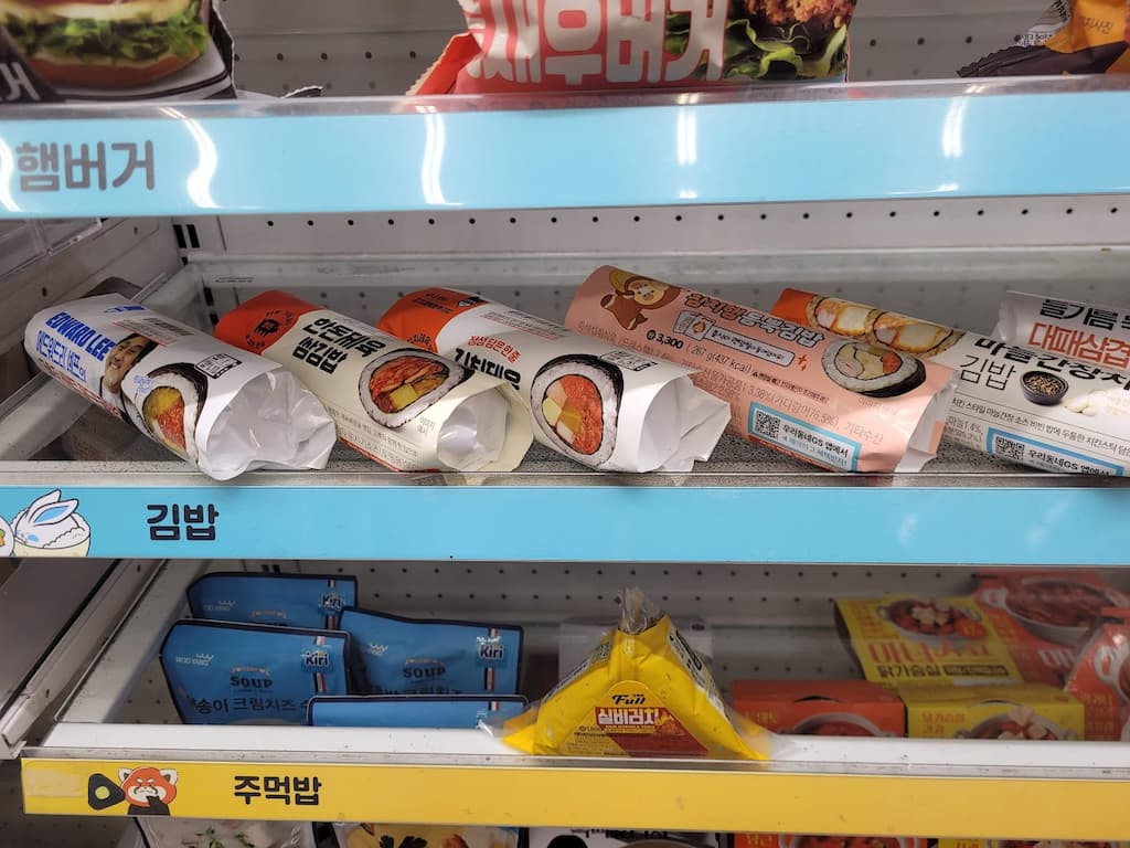 편의점 햄버거 김밥과 삼각김밥 진열대 모습