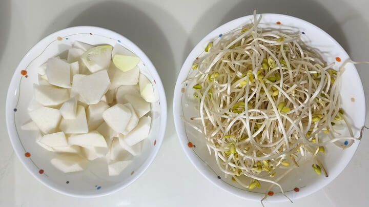 어슷썰기한 무와 씻은 콩나물
