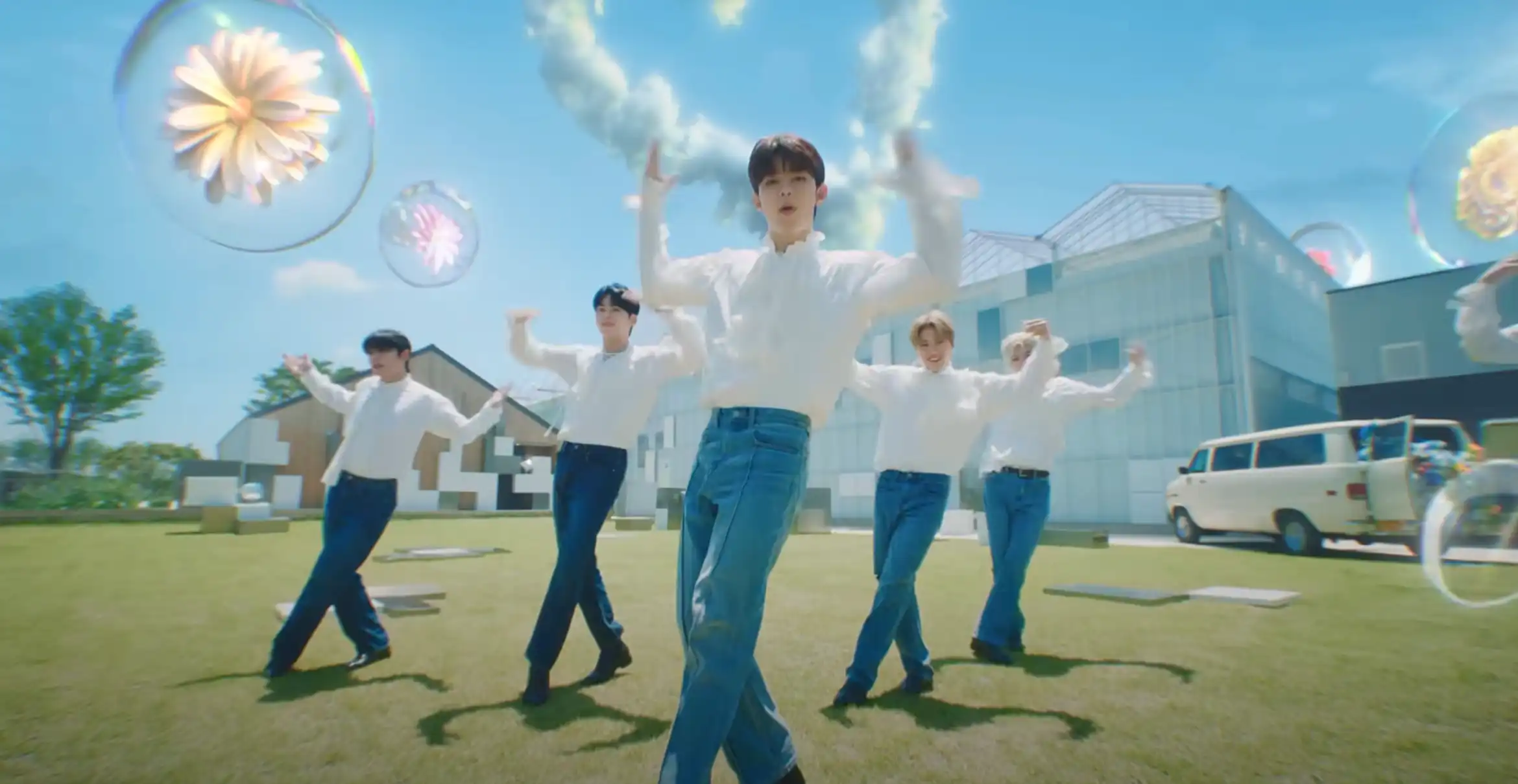 잔디밭에서 춤추는 남자들