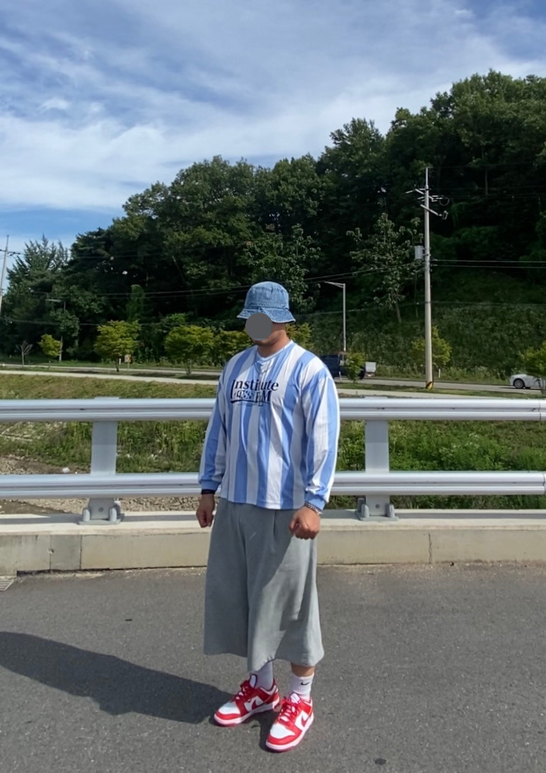 데일리룩('26. 7. 11.)루오에스펙 데님버킷햇 벙거지, 필루미네이트 아르헨티나 스트라이프티셔츠, 무신사스탠다드 버뮤다팬츠, 나이키 양말, 나이키 덩크로우 레트로 유니버시티레드