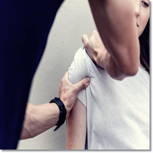 층층나무 수액 효능 관절 건강 개선, 물리치료 하는 여성 사진