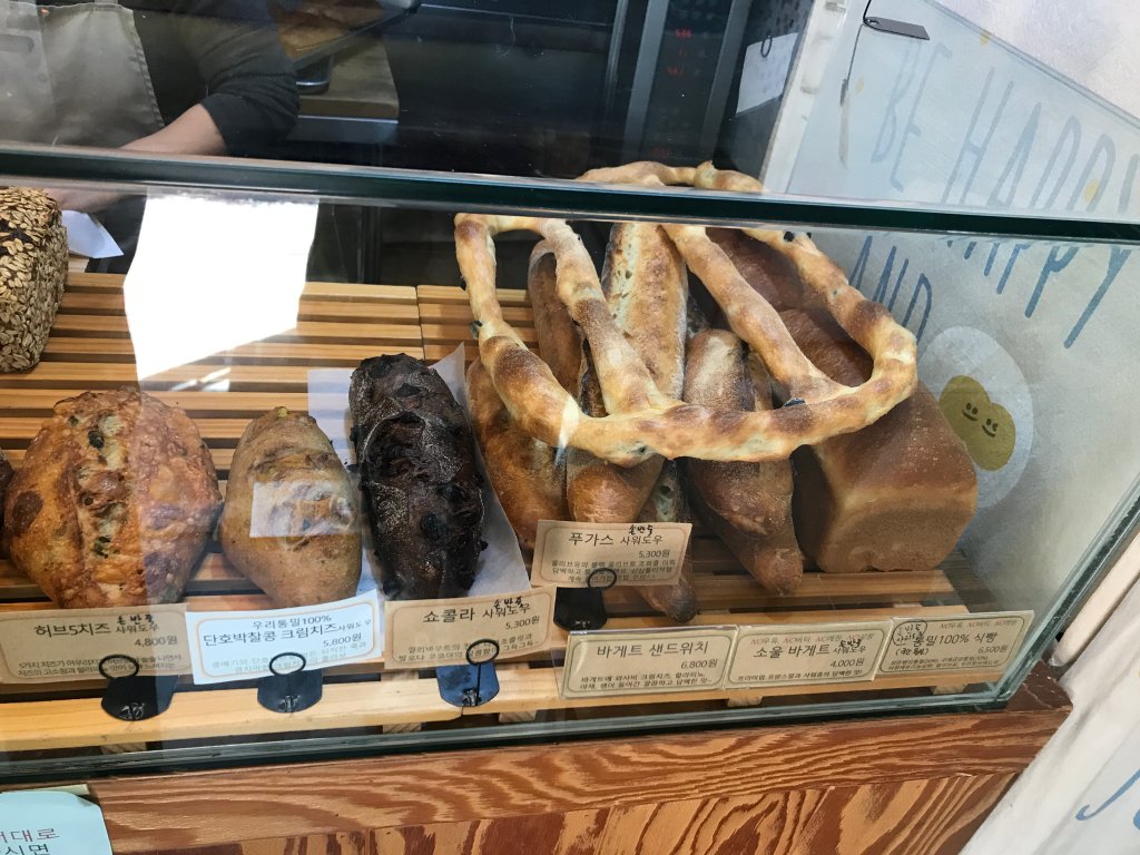 소울브레드 진열대에 있는 사워도우, 푸가스, 식빵 사진입니다.