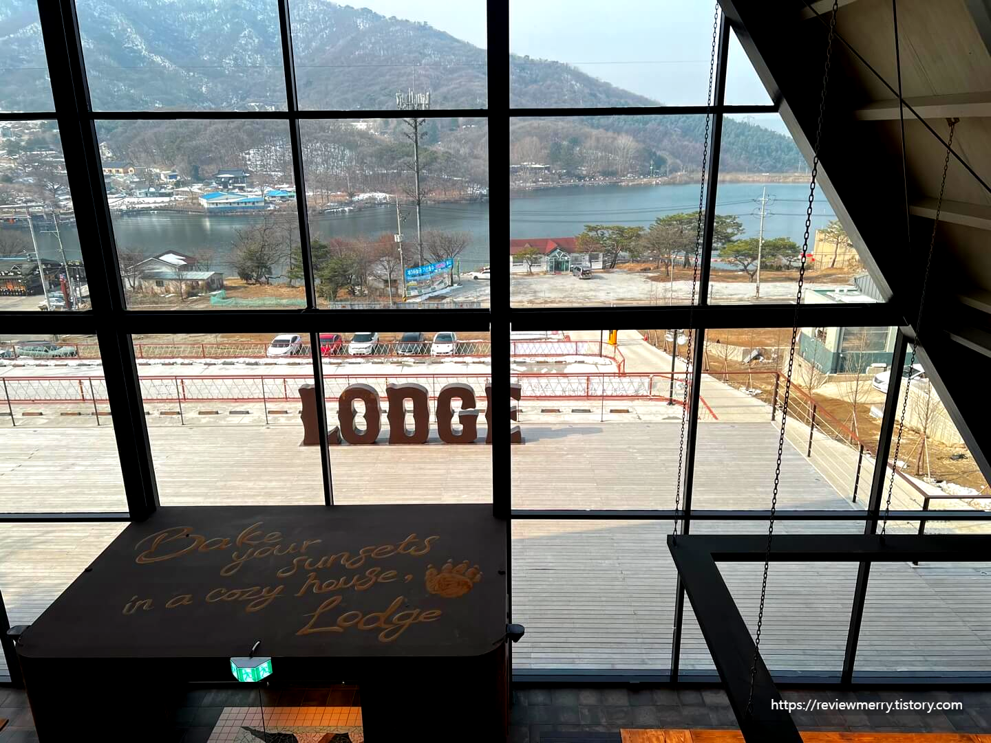 2층에서 본 1층