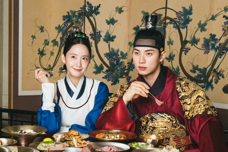 임윤아 배우님과 이채민 배우님이 앉아서 밥을 먹는 모습