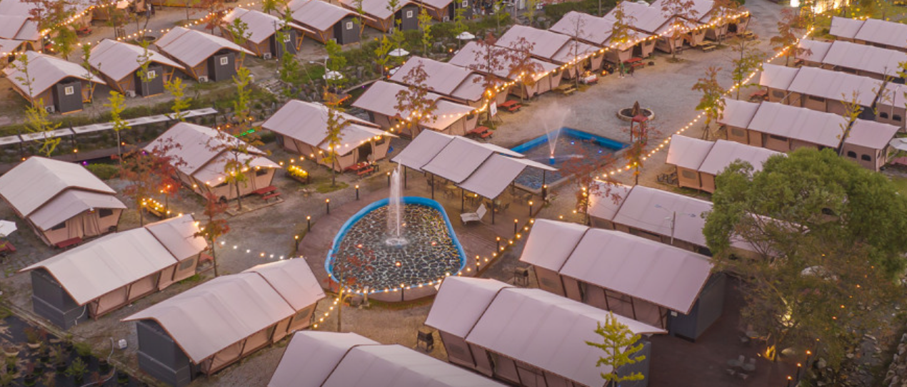 많은 글램핑장 안에 분수가 있다