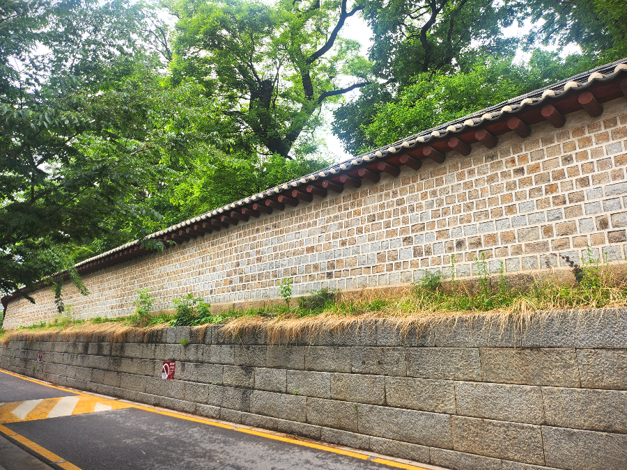 산책하기 좋은 서순라길 돌담길
