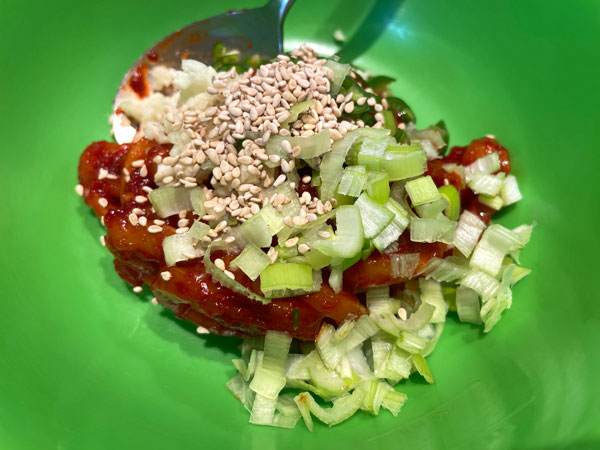 볼에 담긴 오징어 젓갈, 마늘, 청양고추, 대파, 깨소금