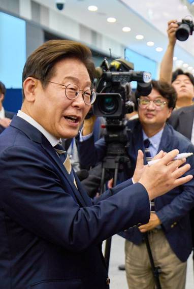 이재명 대통령 직무 긍정 평가 64%…취임 20일 만에 지지율 상승