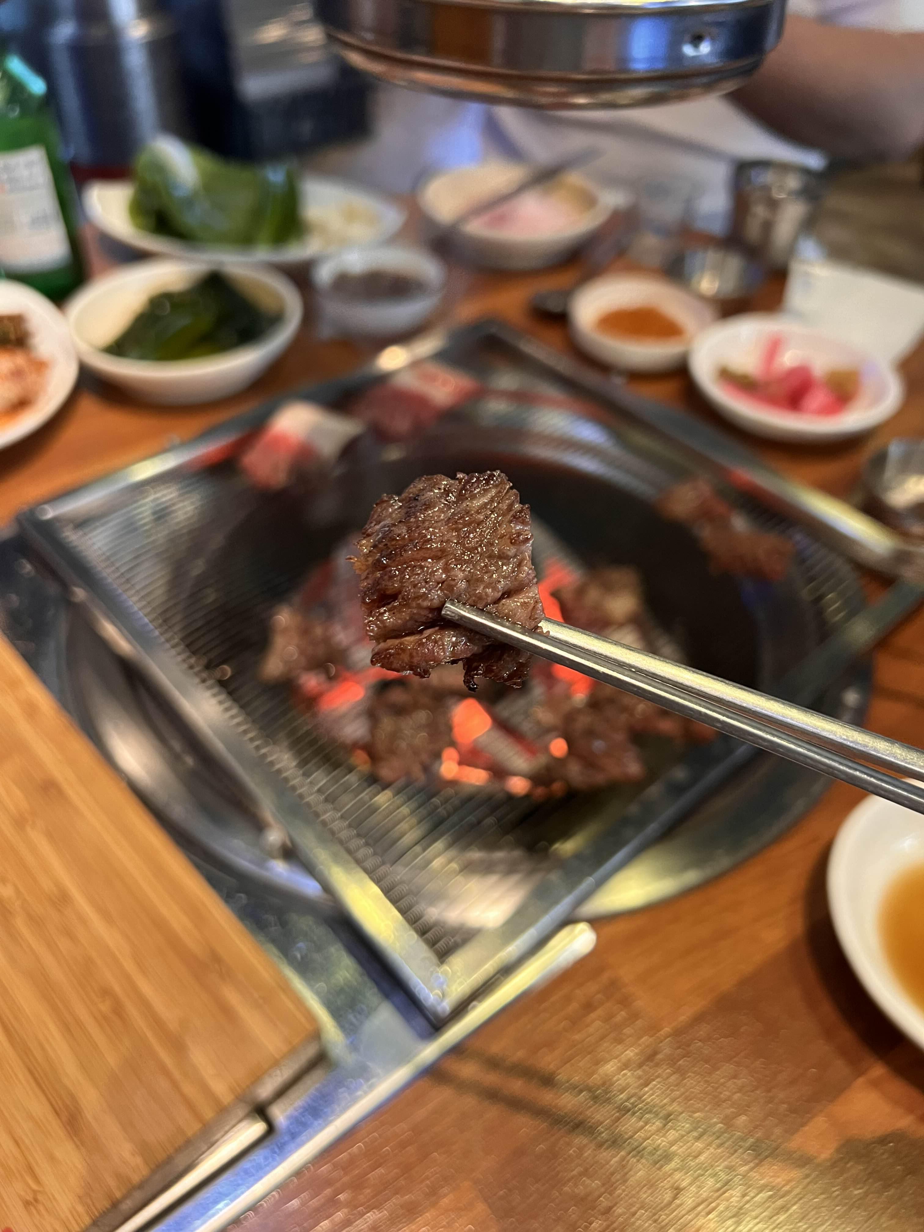 갈비의 고소한 맛을 즐기려면 소금에 살짝 콕 찍어서 먹어보자.