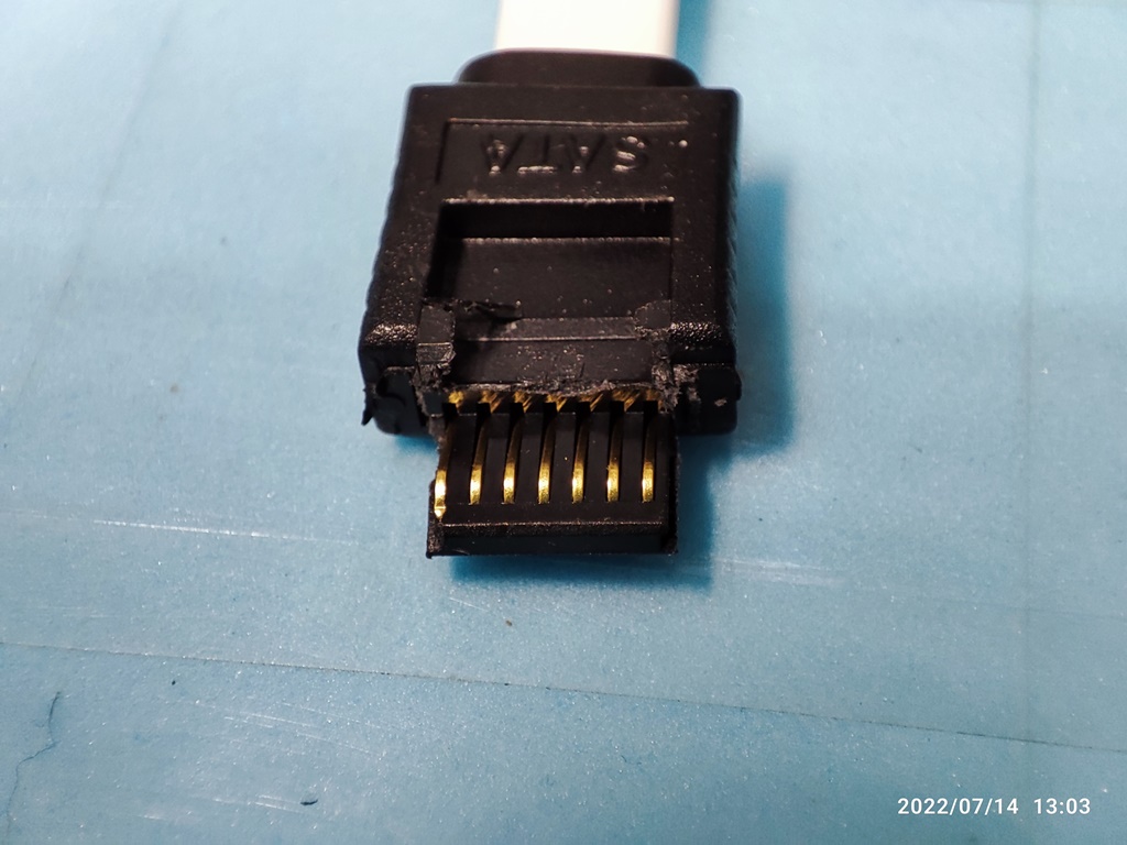 핀들이 파손되지 않게 분해 중입니다.