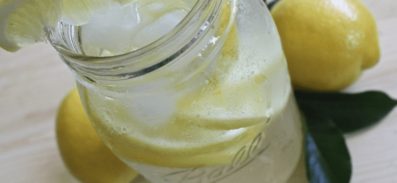 레몬과 레몬물의 사진