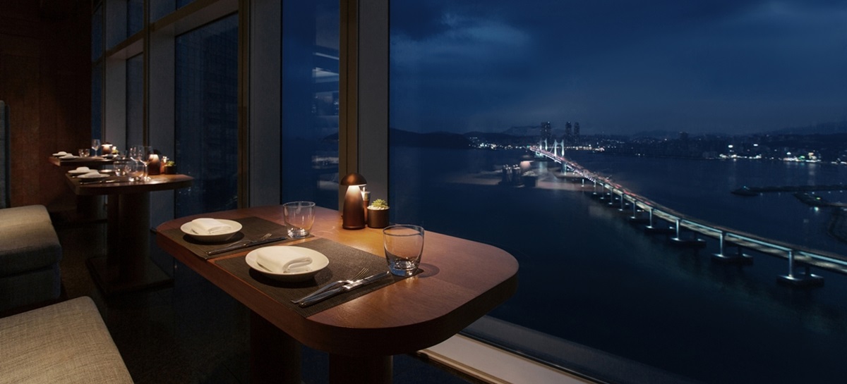 부산 호텔 창가에서 광안대교가 보이는 사진