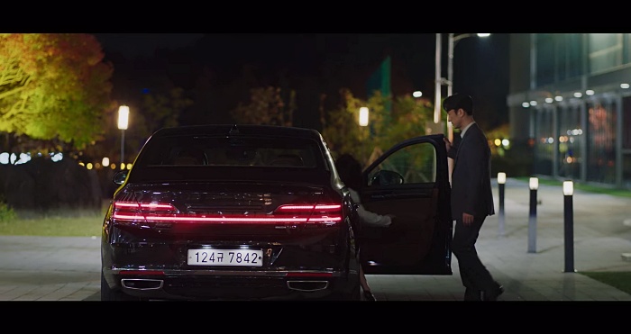 최승희와-서인호가-함께-차를-타는-장면