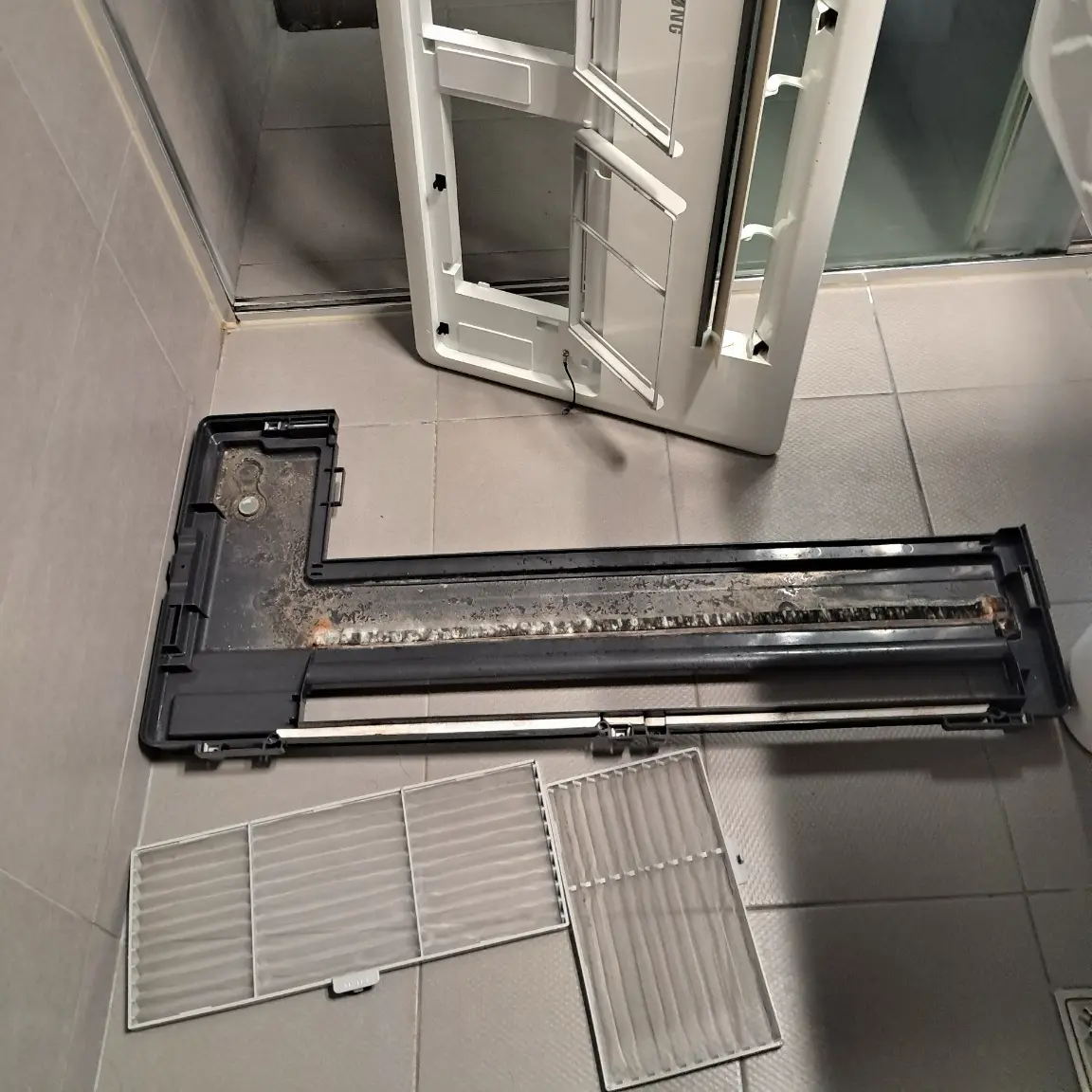 에어컨 필터 청소하기 위해서 에어컨에서 필터 분리한 사진