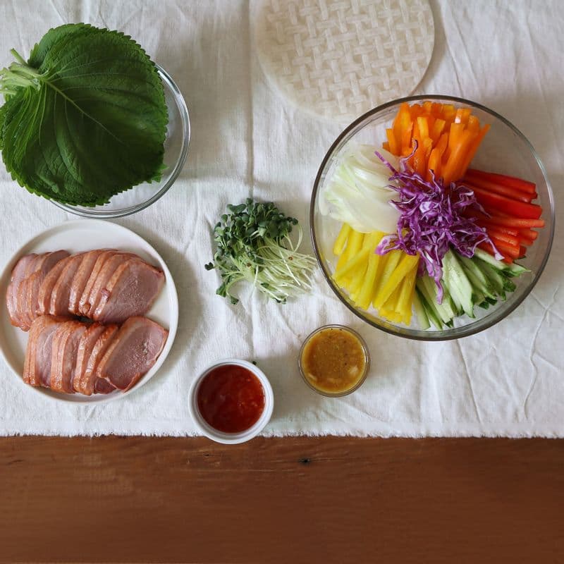 훈제오리와 쌈채소&amp;#44; 식탁 위에서 완성되는 건강한 한 끼