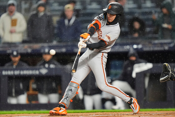 이정후, 양키 스타디움서 시즌 1호 홈런… ‘꿈의 구장’ 삼킨 괴물 타자