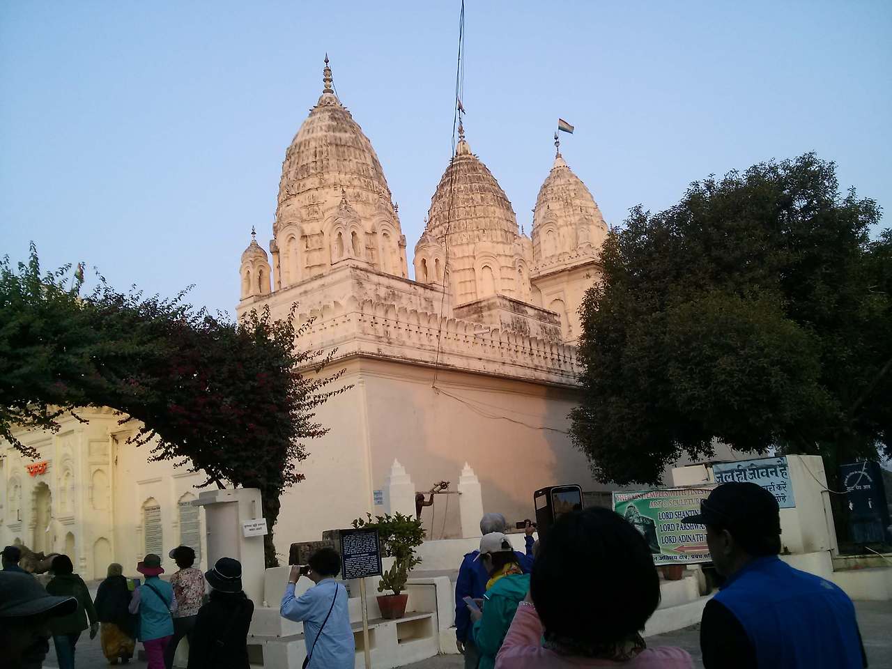 카주라호 하얀 사원 앞 광장에 모인 사람들과 풍경