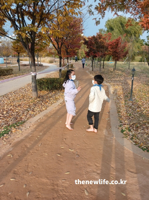 겨울철 장자호수공원 황톳(토)길에서 아이들이 맨발로 걷는 모습