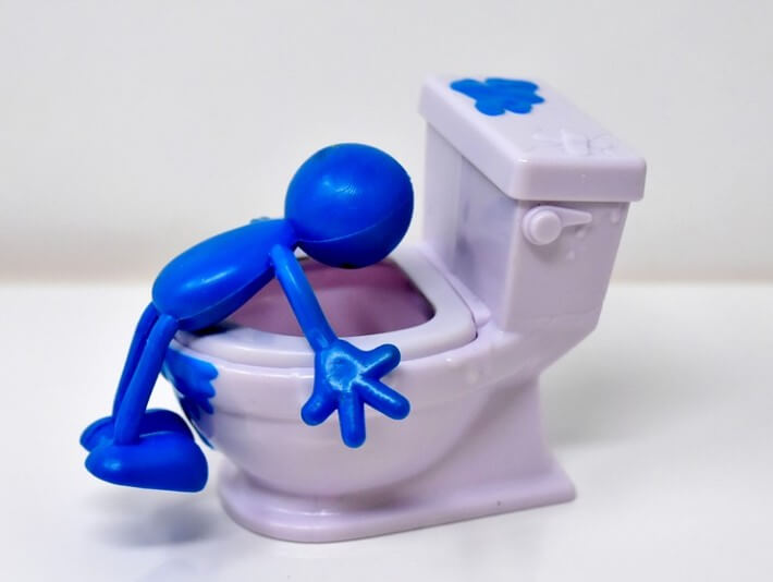 파란색-캐릭터가-변기에서-구토하는-피규어입니다.