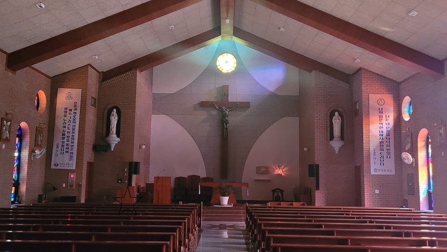 동해 천곡동성당 성전 안 제대, 제단, 십자고상, 감실 사진