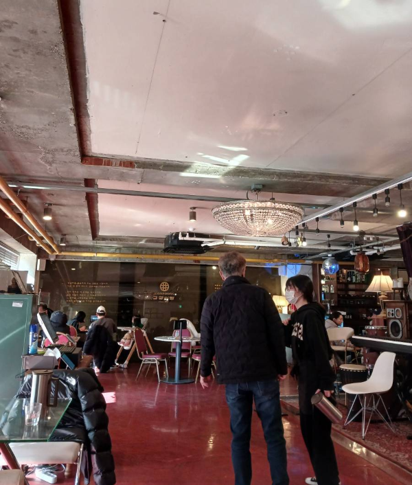 경양식당 가득찬 자리