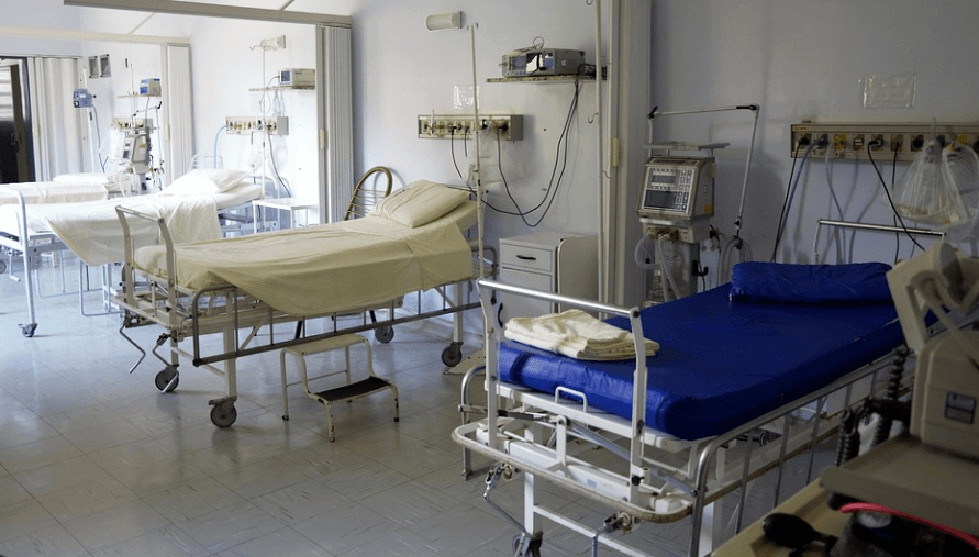 병실 내부에 침대와 많은 의료 기기가 배치 되어 있다