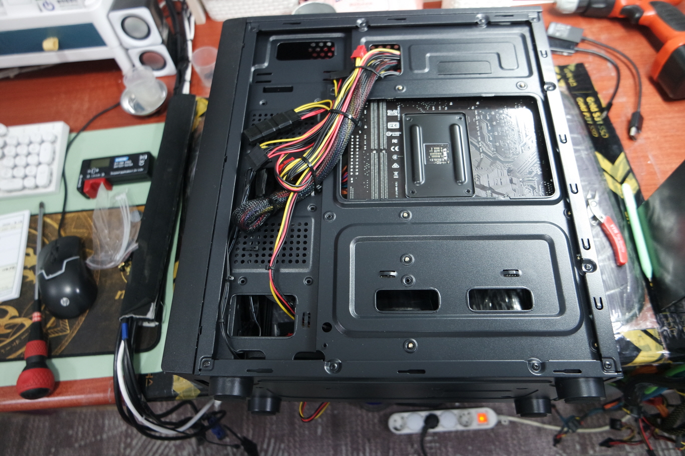 후면 선정리를 했는데&amp;#44; 선들이 두껍게 쌓여서 케이스의 뚜껑이 안 닫히네요.