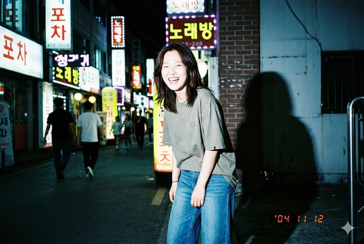 2000년대 초반 밤거리 배경에서 강한 플래시를 터뜨려 촬영한 Y2K 패션 스타일의 인물 스냅 사진