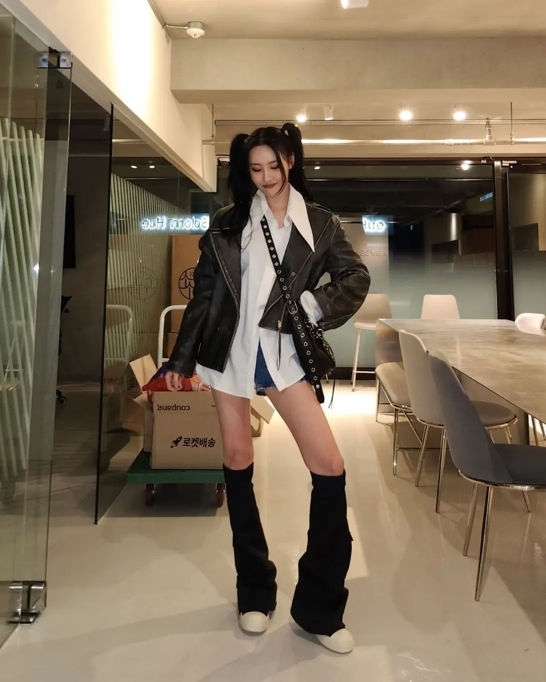 선미의 레그 워머 코디 3