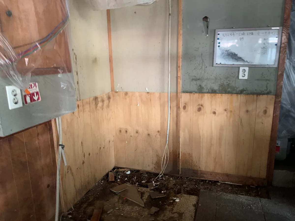 덤웨이터-제거-후-바닥