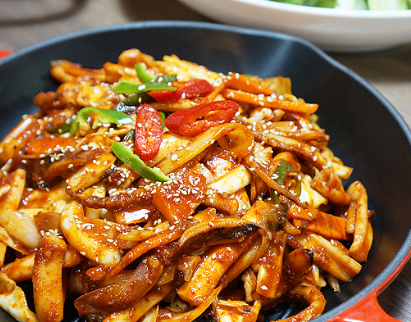 오징어 볶음 맛있게 만드는법 : 고추가 올려져있다