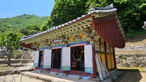 강진 백련사 : 다산초당 동백꽃 지역 사회와 불교 정신을 이어주는 중요한 공간