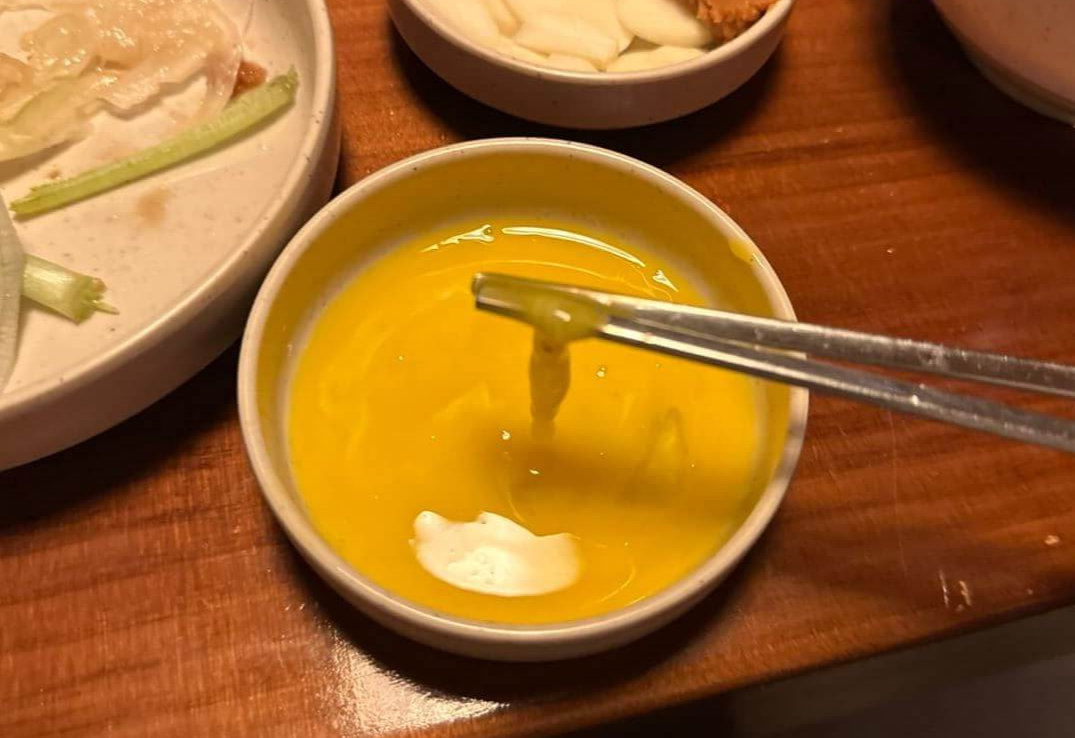 종지에 풀어헤친 노른자